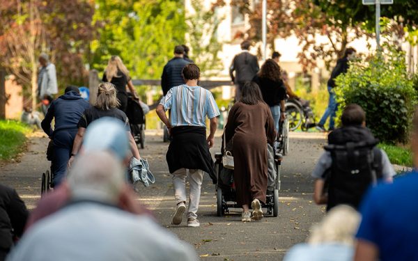 Foto van jongeren en bejaarden